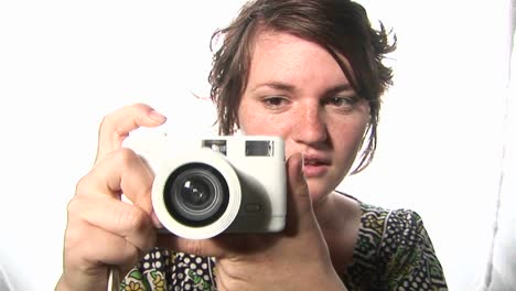 una donna scatta una foto con una macchina fotografica