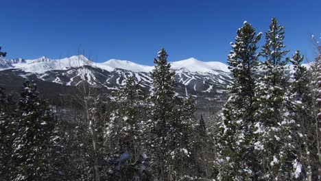 Elevándose-Lentamente-Sobre-Los-árboles-Para-Revelar-La-Estación-De-Esquí-De-Breckenridge