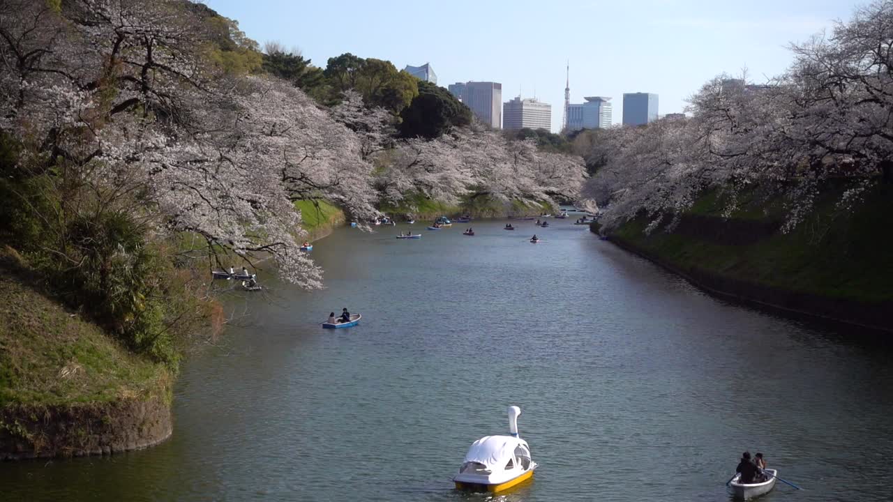 보트와 도쿄 타워가 있는 도쿄 중심부의 아름다운 해자의 탁 트인 전망