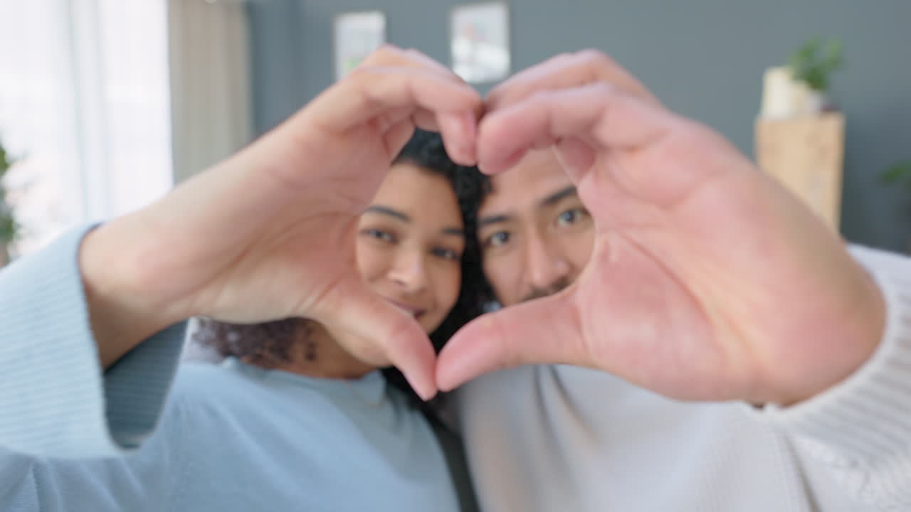 행복한 커플의 마음, 손, 그리고 사랑