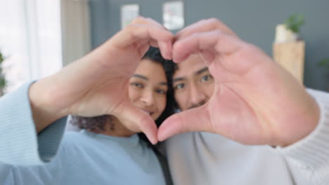 corazón, manos y amor de una pareja feliz