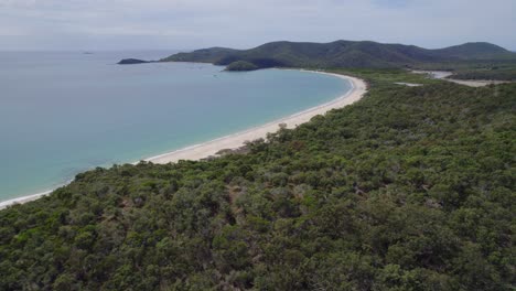 Idílico-Paisaje-Marino-Con-Aguas-Turquesas-En-La-Isla-Great-Keppel,-Queensland,-Australia---Toma-Aérea-De-Drones