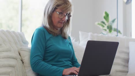 Ältere-Frau,-Die-Zu-Hause-Einen-Laptop-Benutzt