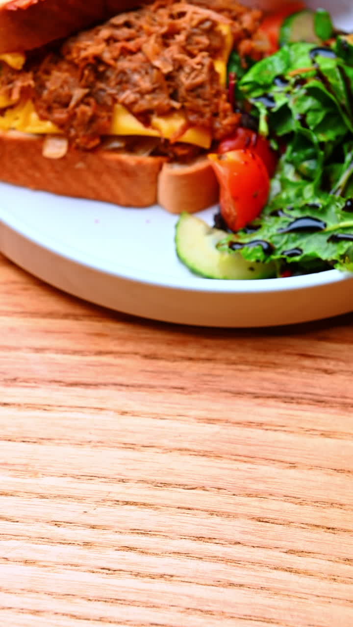 Toast con maiale e verdure. Pane tostato con ripieno di maiale e verdure disposte accanto