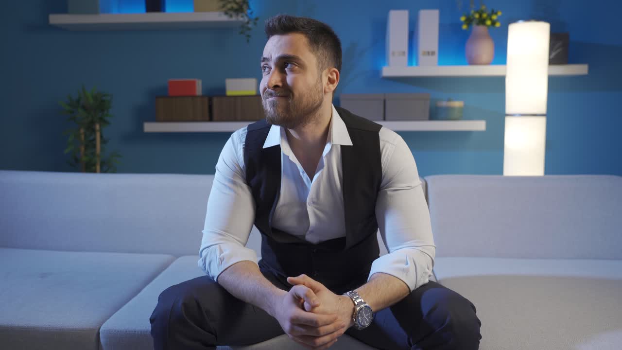 밤늦게 집에서 혼자 있는 감정적이고 슬픈 남자