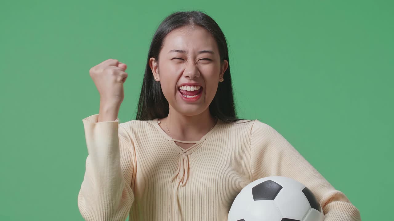 축구 우승 을 축하 하는 행복 한 여자