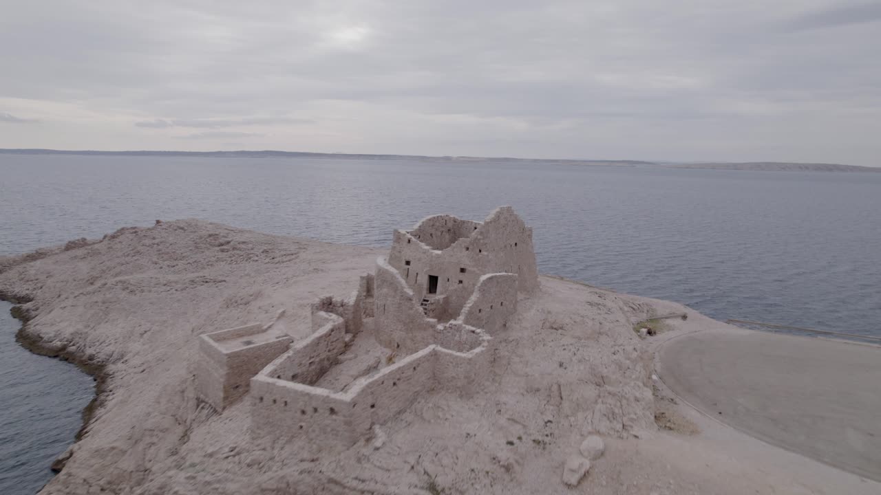 Zadar, Hırvatistan yakınlarındaki deniz kayalıklarında bulunan antik Tvrdava Fortica kalıntılarının drone görüntüsü
