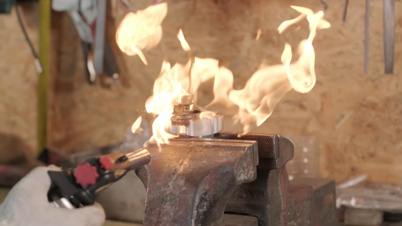 메카닉 가트 레이싱 서비스는 가트 부품을 용접합니다.