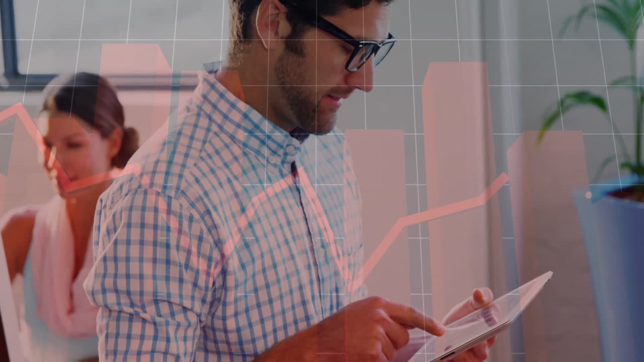 animación de gráficos sobre hombre caucásico con gafas usando tableta en la oficina