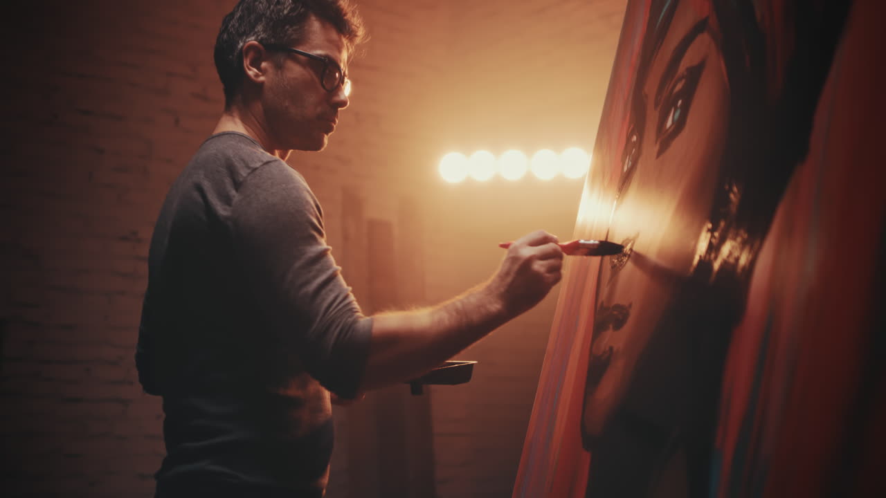 아티스트가 스튜디오에서 초상화를 그리고 있습니다.