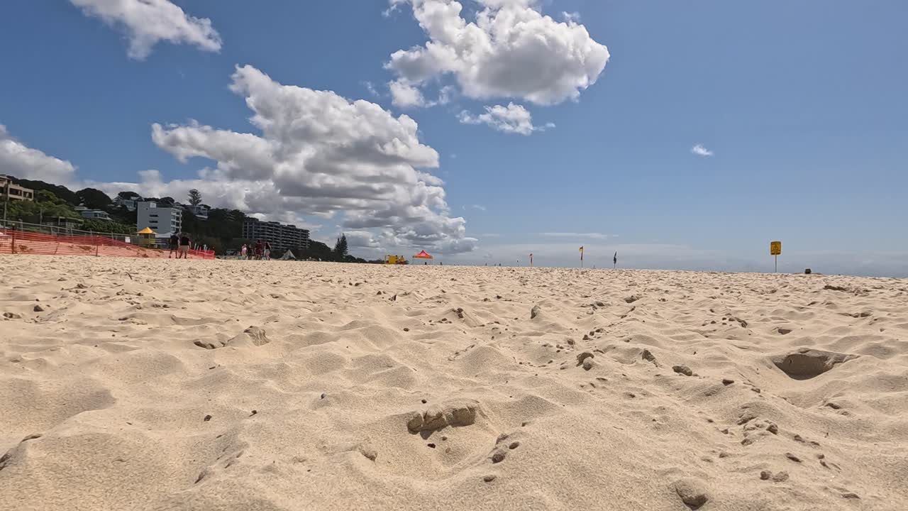 은 하늘 을 가진 조용 한 해변 장면