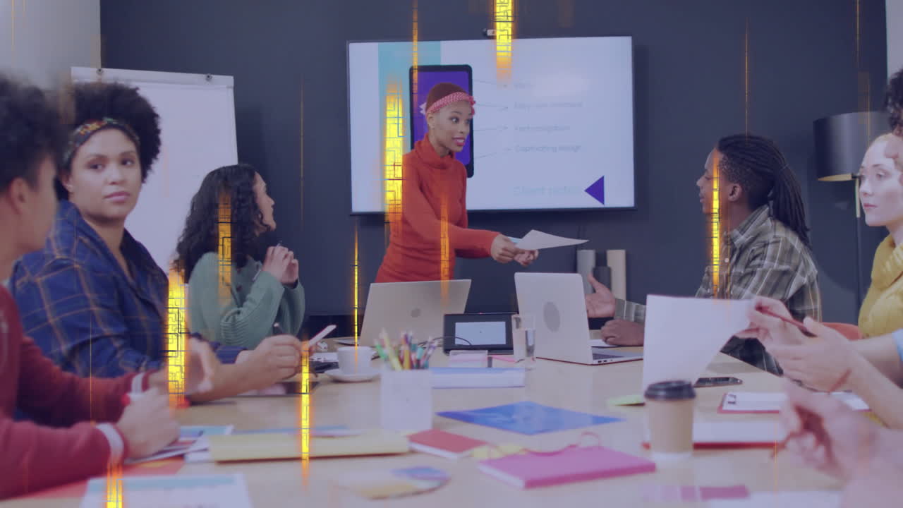 Discutendo documenti, un team eterogeneo in una riunione di lavoro con una sovrapposizione di elaborazione dati.
