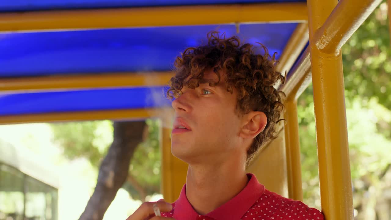 버스 정류장에서 담배를 피우는 남성 통근자 4k