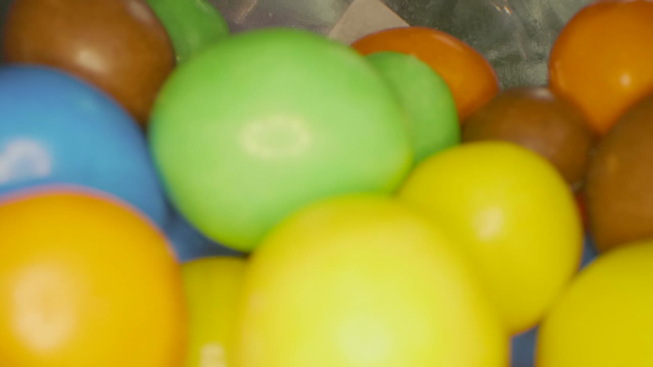 viaje de primer plano macro sobre una pila de caramelos de colores usando una nueva lente macro