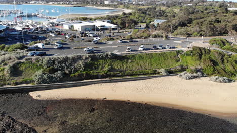 vuelo de drones sobre la costa y el puerto deportivo de sandringham en melbourne