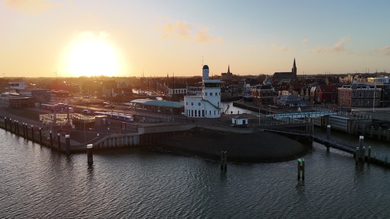 Vista aerea del caratteristico edificio rotondo del porto contro l'alba e i campanili