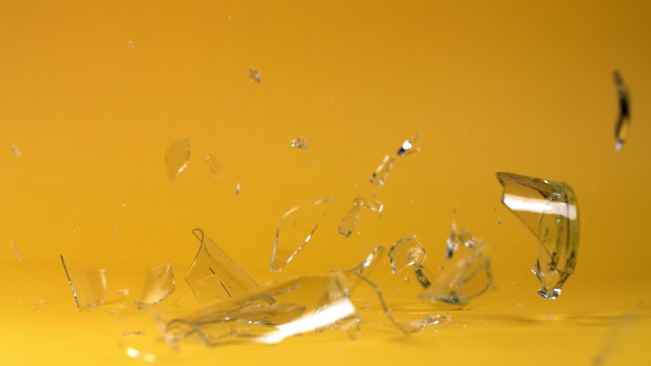 노란색 배경에 깨진 유리