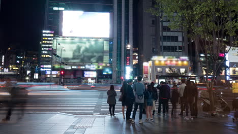 Timelapse-De-Peatones-En-El-Paso-De-Cebra-En-La-Noche-Seúl-Corea-Del-Sur