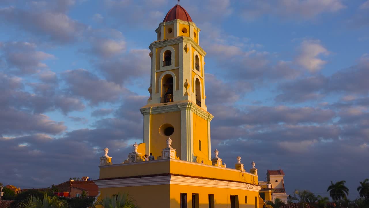una hermosa toma de la iglesia de la santísima trinidad en trinidad cuba