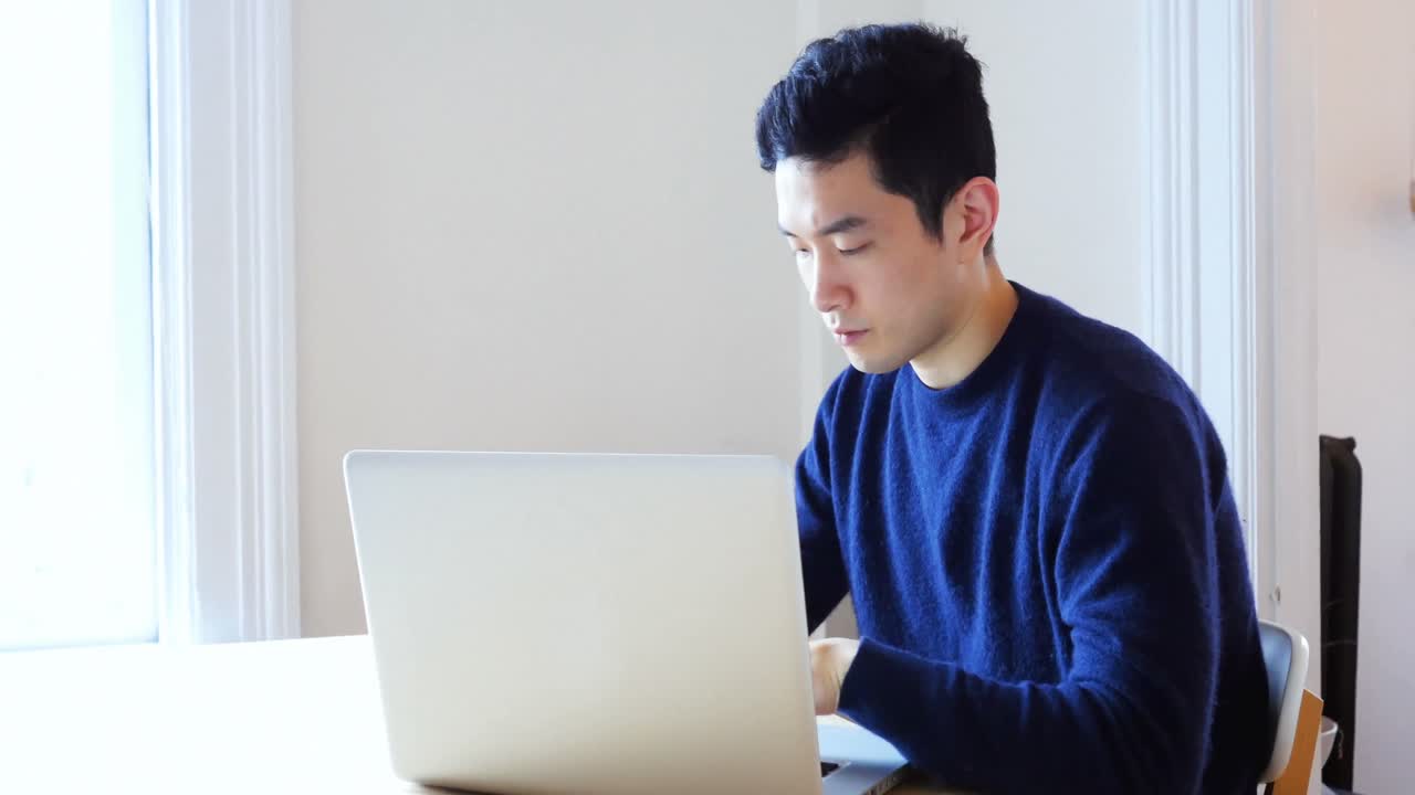 집에서 4k 노트북을 사용하는 남자