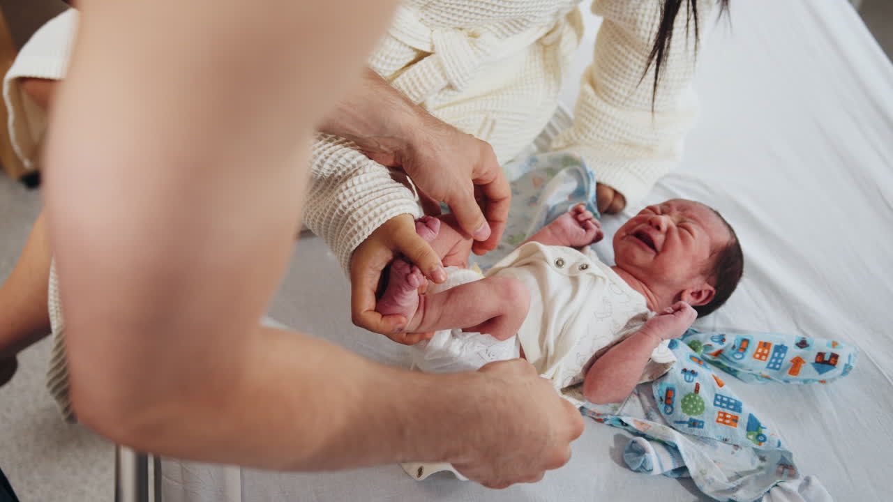 신생아를 돌보는 부모