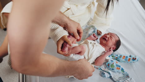 padres que cuidan a su bebé recién nacido