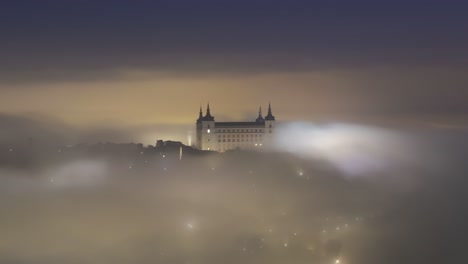 Festung-Auf-Einem-Hügel-Inmitten-Von-Wolken