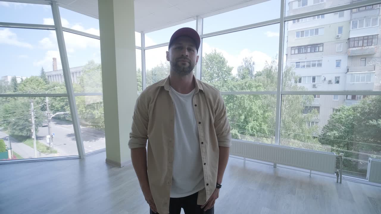 Uomo che balla breakdance in uno studio moderno