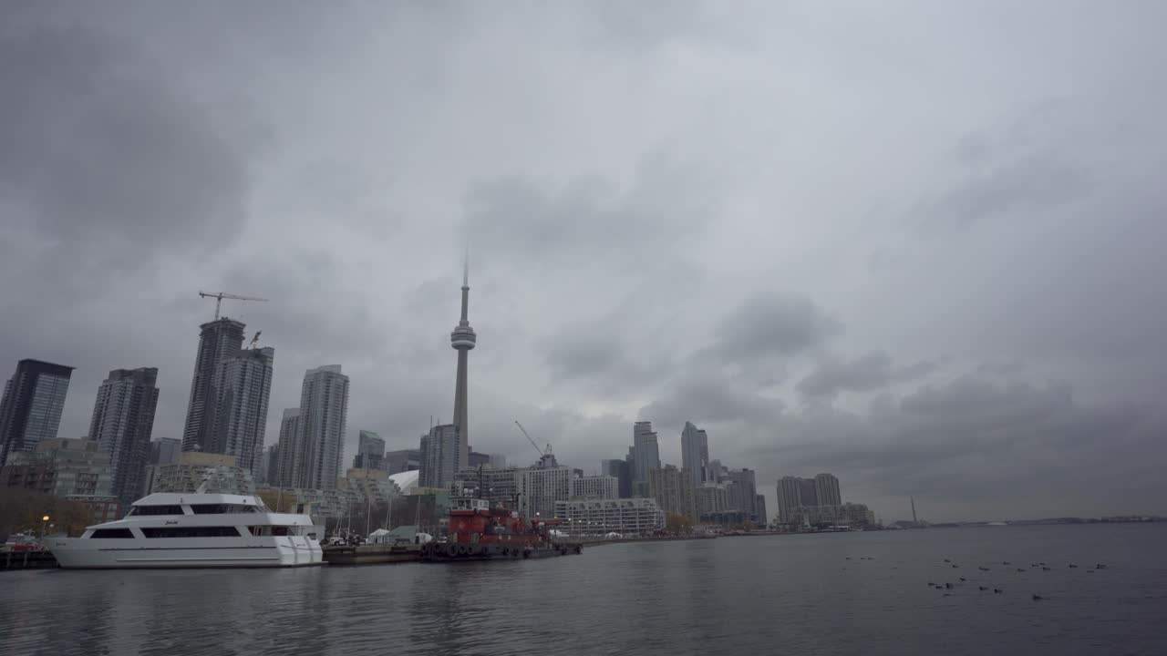 CN Tower, skyline, barche e lungomare nella Toronto nuvolosa, ampia veduta statica