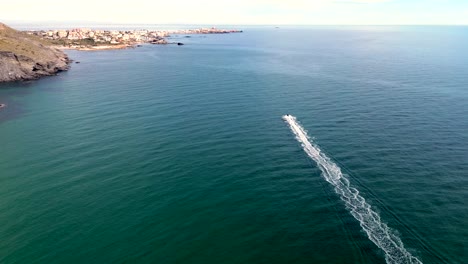 Jet-Ski-Navegando-En-El-Paisaje-Marino-En-La-Costa-Sur-De-España-Vista-Aérea-De-Drones