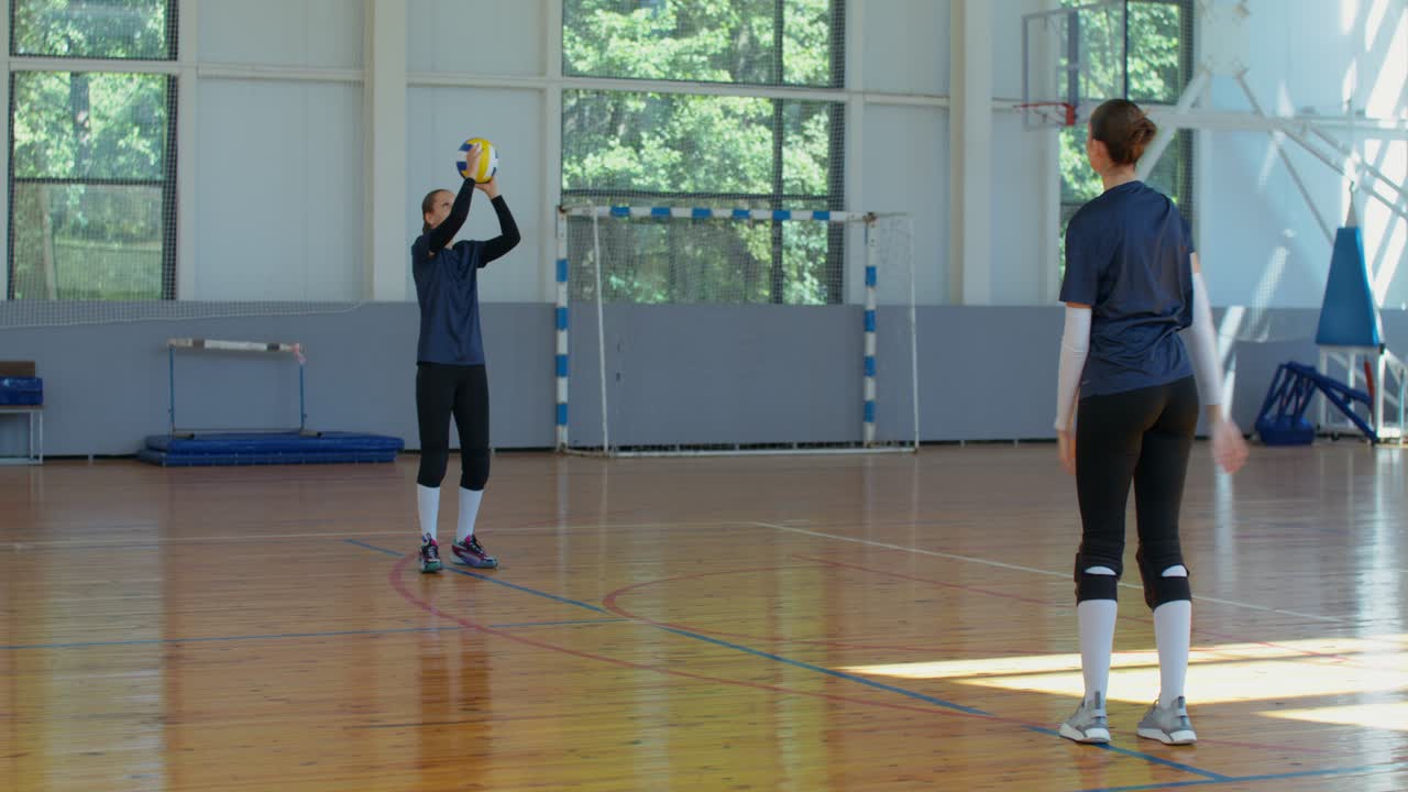 Giocatori di pallavolo in una palestra