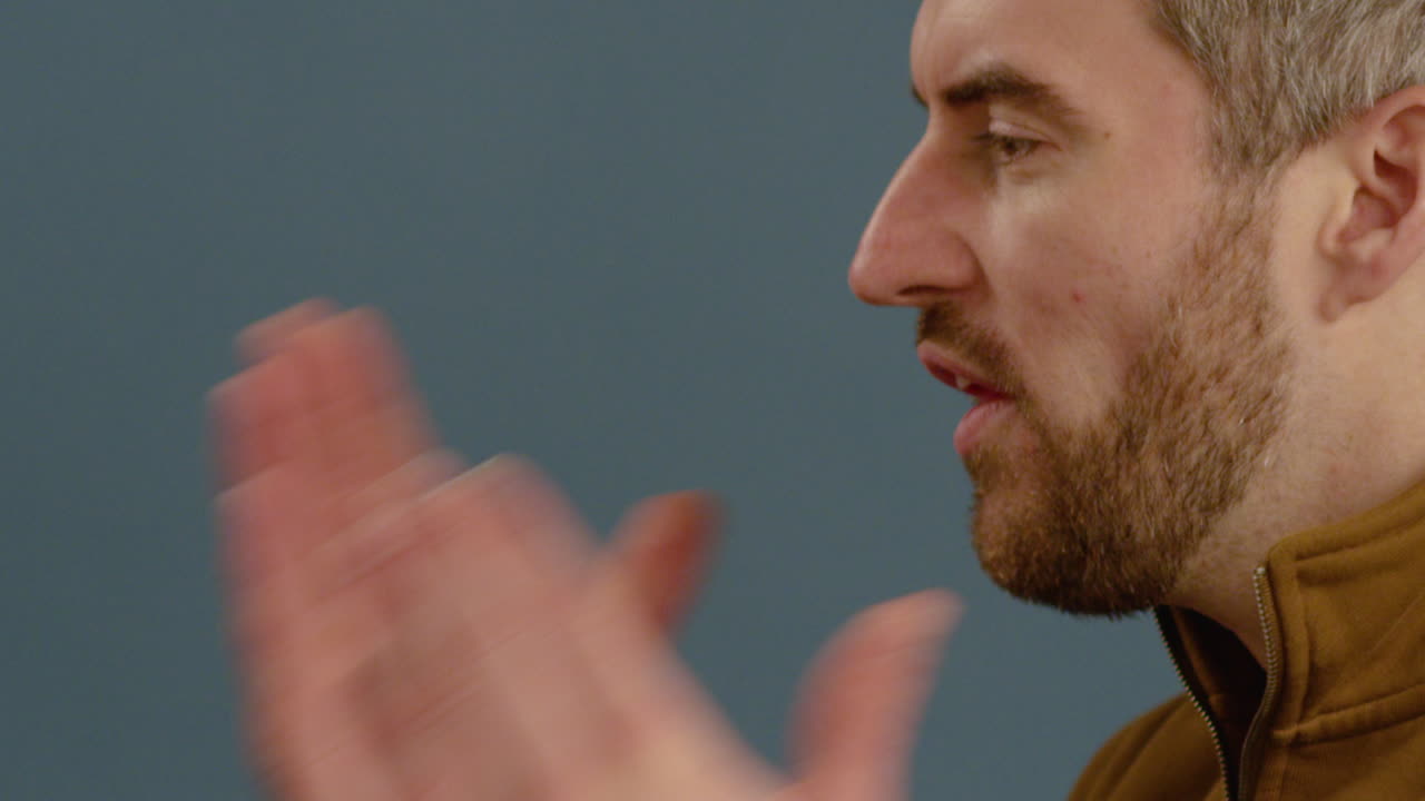 ку раздраженный человек кричит на кого-то