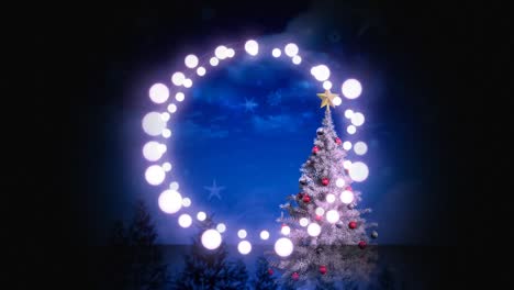 luces de hadas brillantes decorativas contra los árboles de navidad en el cielo nocturno