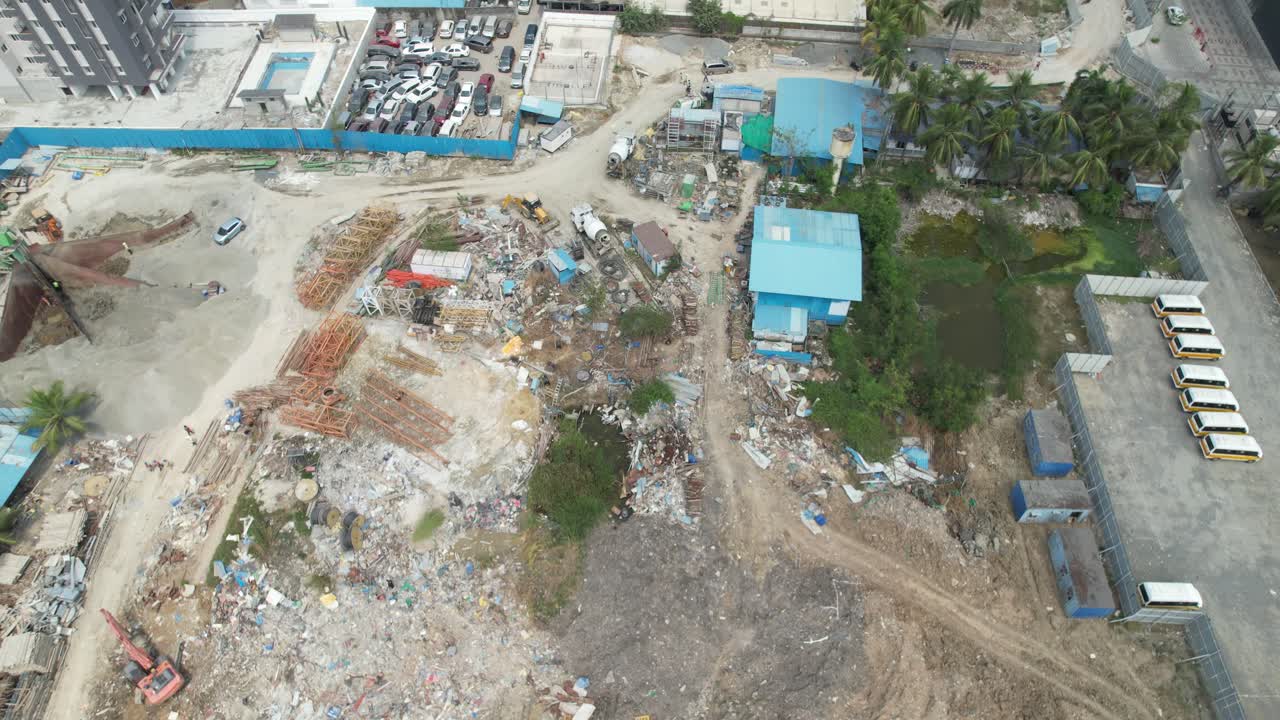video aéreo de un depósito de residuos lleno de vehículos, bienes raíces, bloques de acero y cemento