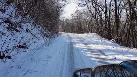 4x4-Auto,-Das-An-Einem-Sonnigen-Wintertag-Auf-Einer-Verschneiten-Bergstraße-Fährt,-Rollender-Schuss