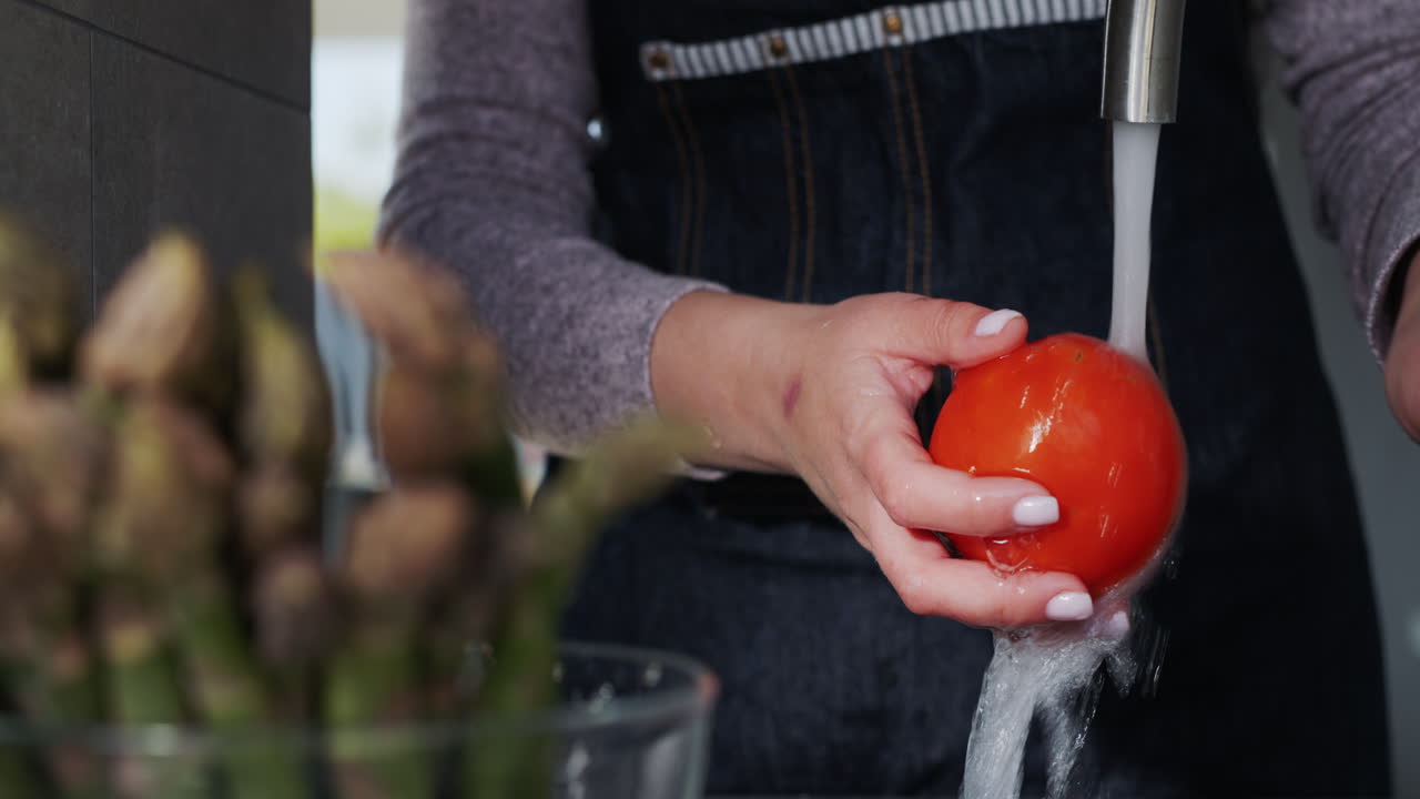 여자는 샐러드 재료를 씻는다 1