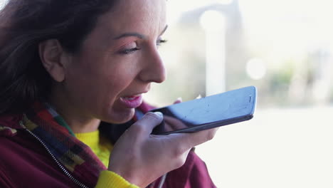 Schöne-Frau-Hält-Kaputtes-Telefon-In-Der-Hand-Und-Zeichnet-Eine-Nachricht-Auf