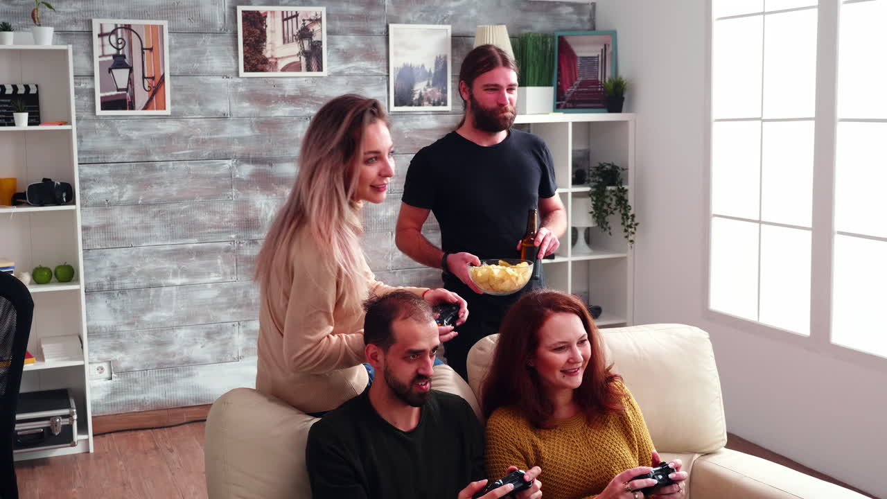 dos mujeres jóvenes jugando videojuegos en línea