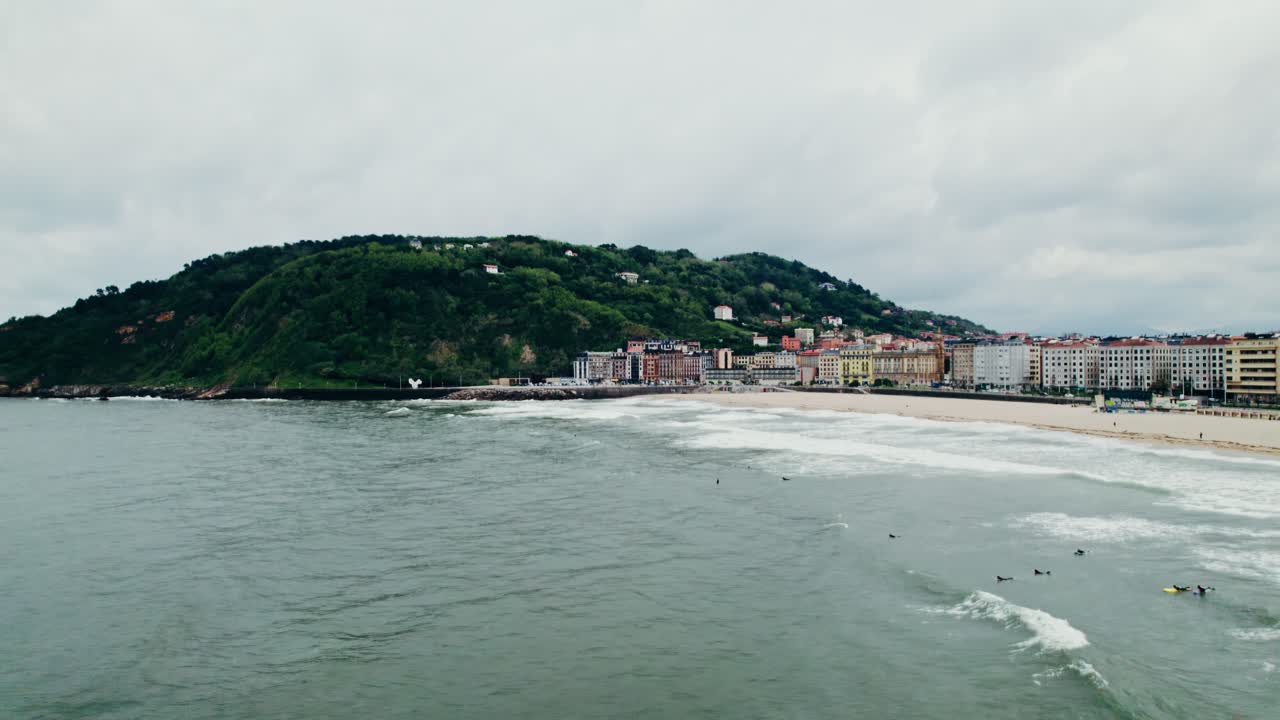 Cittadina costiera con surfisti