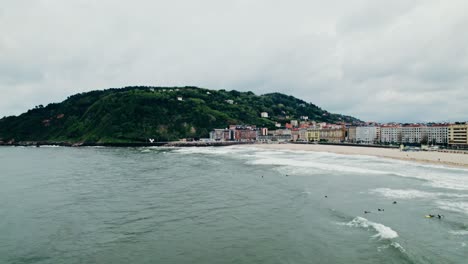 ciudad costera con surfistas
