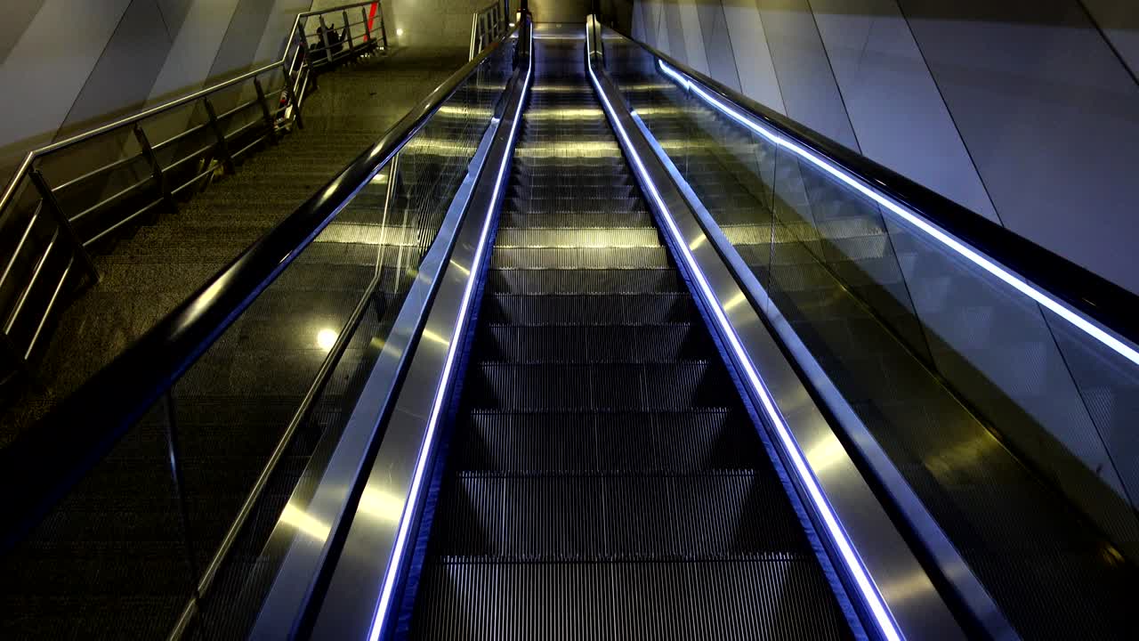 에스컬레이터에서 움직입니다.