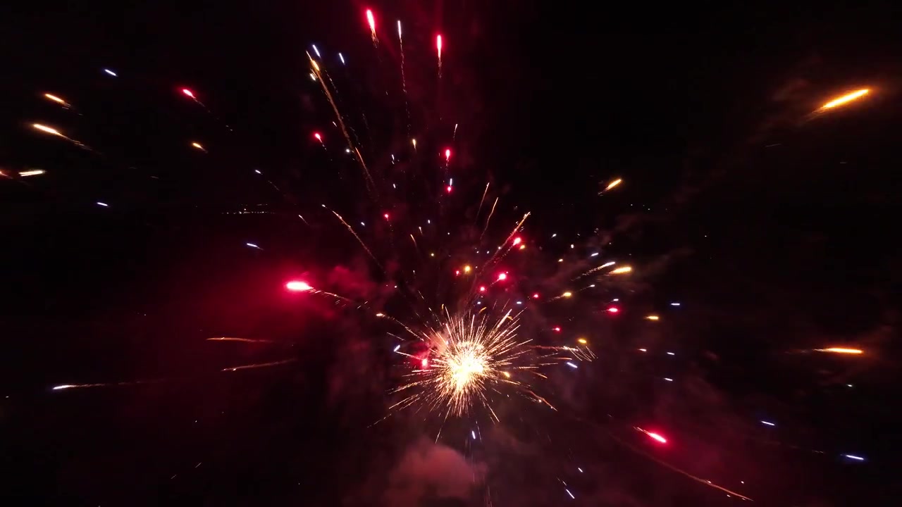 Fuochi d'artificio di diversi colori lanciati nel cuore della notte.