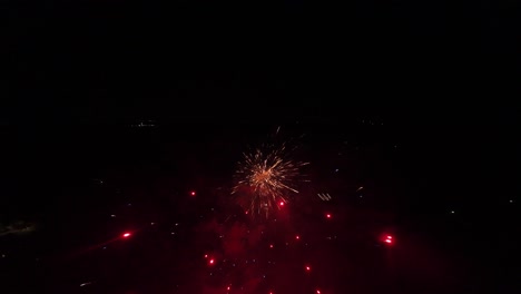 다른 색 ⁇ 의 불꽃놀이가 밤중에 발사되고 있습니다.