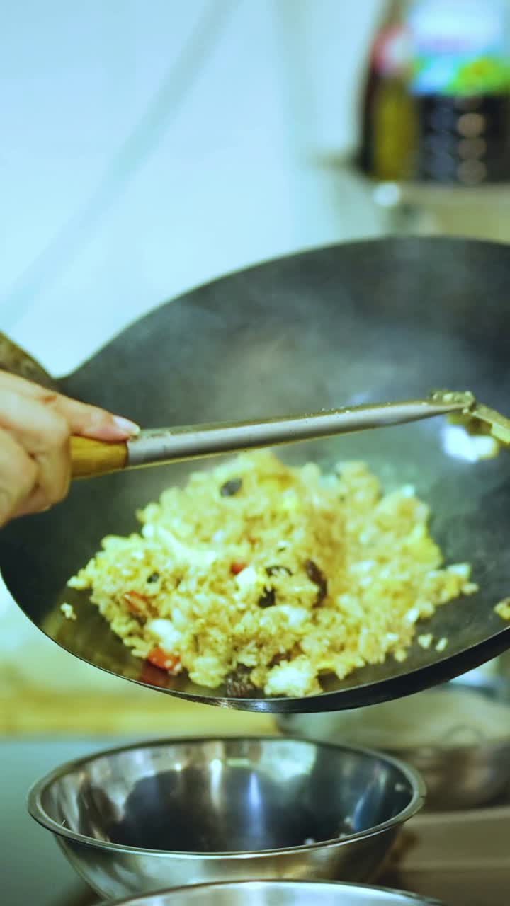 el chef prepara hábilmente el plato en un wok