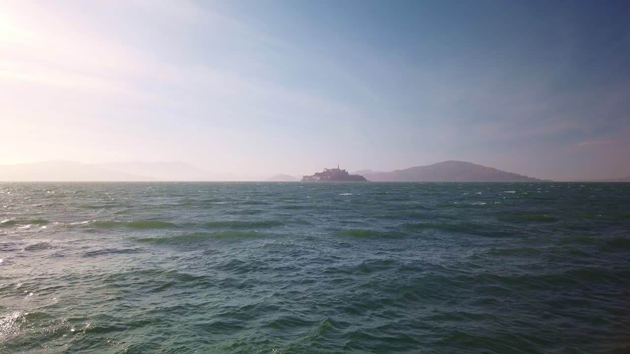 tiro estático amplio cardán de la isla de alcatraz desde las costas de san francisco, california