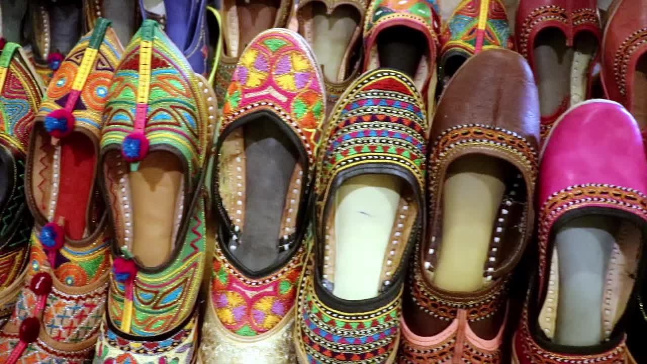 traditionelle kunstneriske sko mange fra forskellige vinkler om dagen