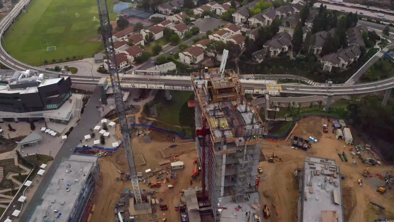 tomada de un dron ascendente de un sitio de construcción de gran altura en la jolla, california