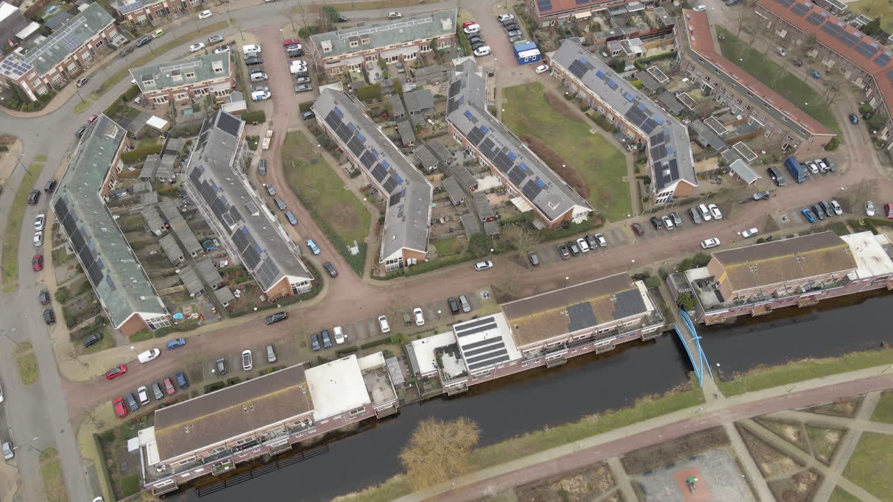 Vue d'ensemble aérienne de maisons dans un quartier résidentiel avec des panneaux solaires sur le toit