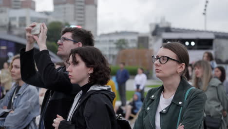 personas viendo un evento al aire libre