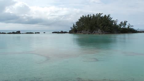 A-mostly-cloudy-day-with-sunny-breaks-shinning-over-Bermuda-waters